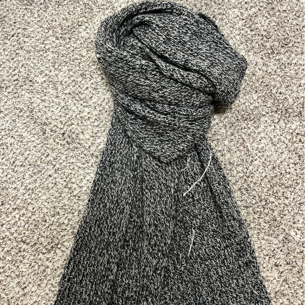 Cozy Thick Black and Gray Knit Scarf OS